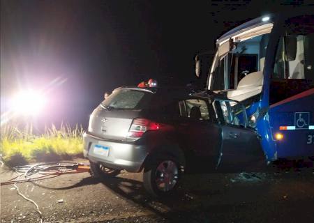 Motorista invade pista contrária, bate contra ônibus e morre na MS-145