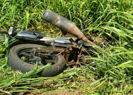 Moto se parte ao meio em colisão com carro e motociclista morre na MS-306