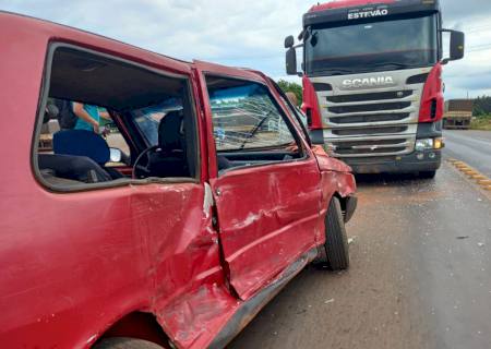 Rodotrem colide e arrasta carro em trevo da MS-276 em Batayporã