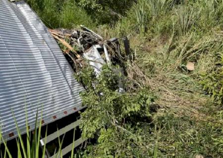 Caminhoneiro de Nova Andradina morre ao perder controle de veículo em curva e cair em ribanceira