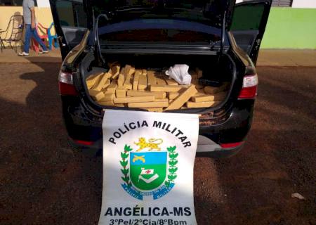 Polícia Militar em Angélica apreende carro cheio de maconha e prende traficante