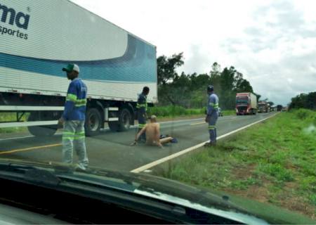 Motorista surta e fica nu no meio de rodovia na região de Cassilândia