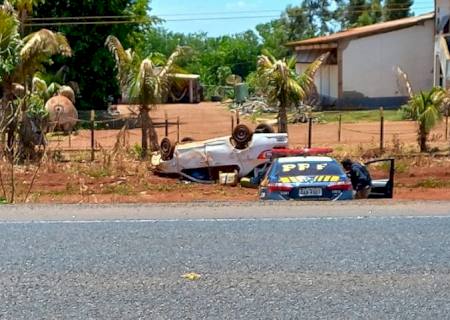 Após 12 km de perseguição, PRF apreende carro abarrotado de drogas ao sair da pista e capotar em Rio Brilhante