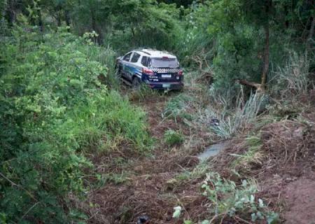 Pneu de viatura estoura, cai em barranco e 3 policiais militares ficam feridos