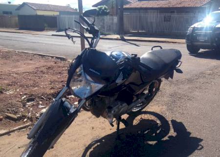 Homem fica inconsciente ao sofrer queda, após enroscar moto numa carretinha acoplada a uma van