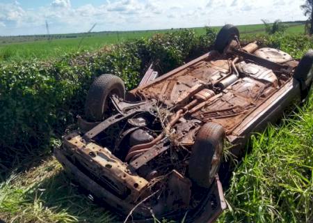 Veículo capota na BR-376 entre os municípios de Ivinhema e Deodápolis