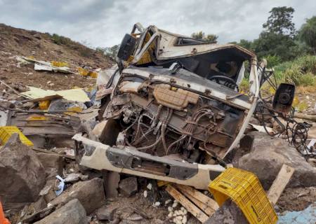 Caminhão cai de ribanceira na Serra de Maracaju, uma pessoa morre e outra fica ferida