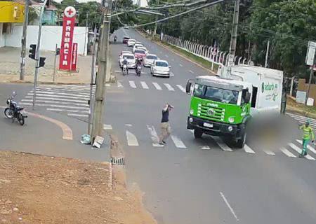 Motociclista morre atropelado por caminhão em avenida de Campo Grande