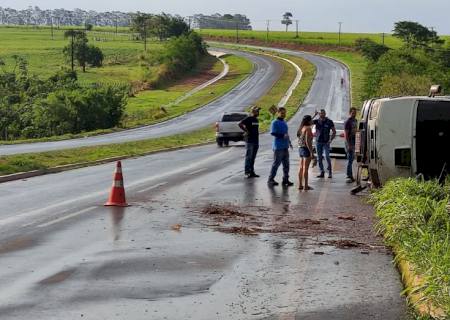 Van tomba na MS-134 entre Nova Andradina e Batayporã