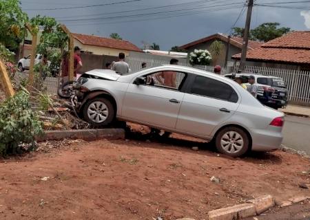 Colisão entre moto e carro deixa entregador ferido em Nova Andradina