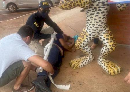 PRF socorre homem que caiu do teto em um posto de combustíveis em Campo Grande