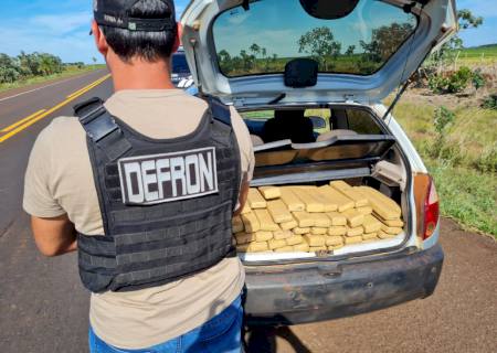 Ao ver bloqueio da Defron, traficante abandona carro com mais de 300 kg de maconha na BR-463