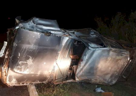 Hilux capota após atropelar anta e duas pessoas ficam feridas em Coxim