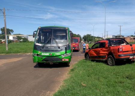 Saveiro colide com micro-ônibus e três pessoas ficam feridas na Eurico Soares