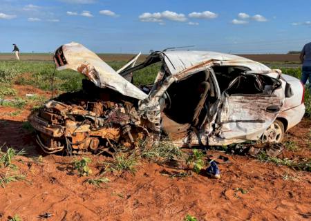 Mãe e filho morrem em acidente entre carro e caminhão na BR-376 em Amandina