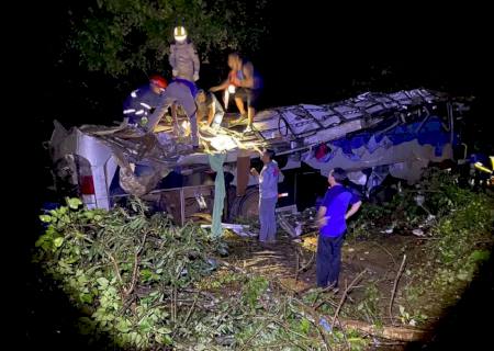 Ônibus que saiu de Três Lagoas cai em ribanceira, deixa 10 mortos e outros 21 feridos no Paraná