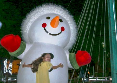 Luzes e personagens especiais atraem famílias durante inauguração da decoração de Natal em Batayporã