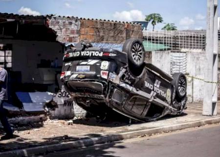 Viatura da Polícia Civil capota ao colidir com carro em Campo Grande