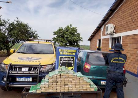 Traficante foge da PMR e abandona carro em movimento abarrotado de maconha em Dourados