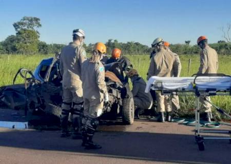 Colisão entre caminhonete e carro mata duas pessoas e deixa outra em estado grave na Capital