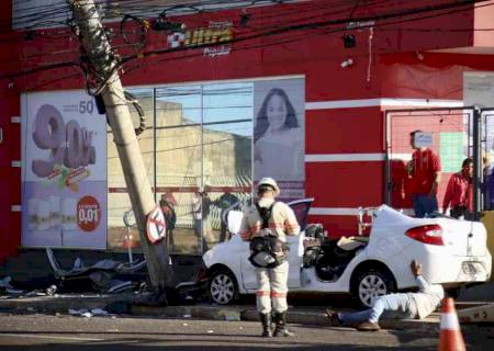 Carro bate a 180 km/h em poste e mata uma jovem em Campo Grande