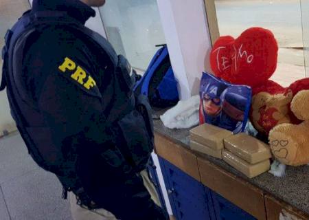 Bolivianas são presas com pasta base de cocaína dentro de almofadas e urso de pelúcia em MS