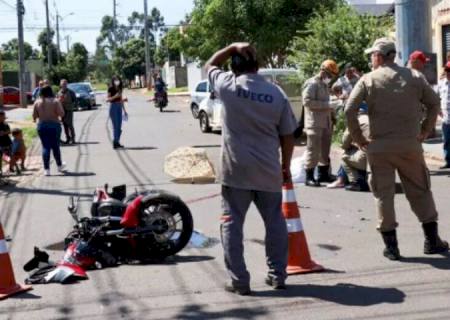 Motociclista morre e passageiro fica ferido em acidente na Capital