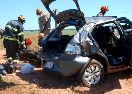 Região: Acadêmicos de medicina ficam feridos após carro capotar na MS-395