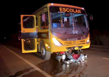 Em Dourados, motociclista colide frontalmente com ônibus escolar e morre