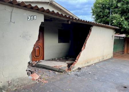 Após colisão, mulher tenta fuga e acaba batendo em muro de residência em Nova Andradina