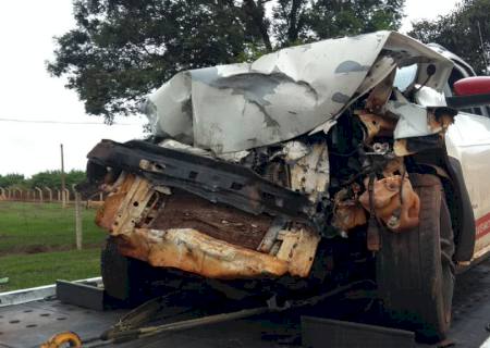 Saveiro colide com carreta e casal fica ferido na BR-376 em Nova Andradina