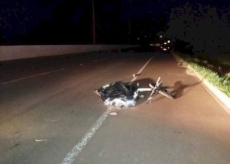 Ciclista morre atropelado e motorista foge do local do acidente em Dourados