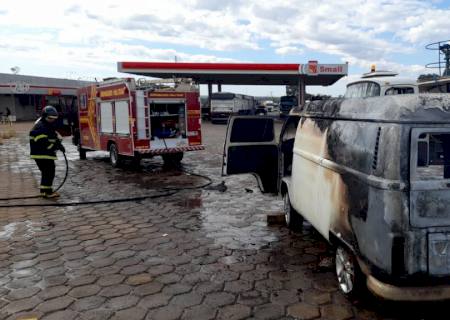 Kombi pega fogo e fica destruída em Nova Casa Verde