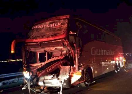 Empresária nova-andradinense fica com lesões após ônibus colidir em caminhão em rodovia de SP