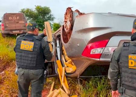 Após furar bloqueio do DOF, carro roubado capota com mais 830 kg de droga na MS-295