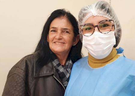 Saúde entrega primeira prótese dentária para idosa que participa do Projeto Conviver