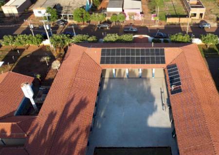 Escola Municipal Luís Claudio Josué começa a utilizar energia solar e recebe melhorias