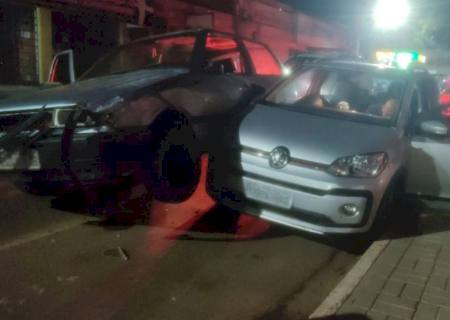 Condutor bêbado dorme ao volante, bate em carro estacionado e no porta malas PM encontra jacaré abatido