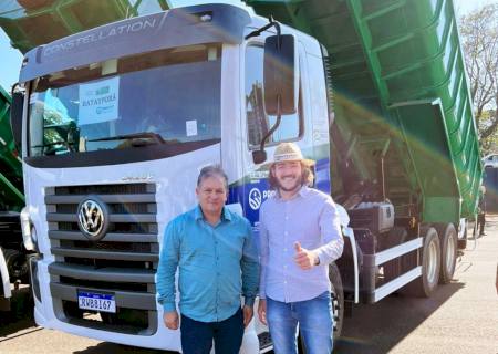 Em Campo Grande, prefeito Germino recebe caminhão basculante para atender área rural de Batayporã