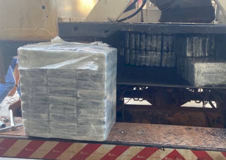 Dracco descobre 508 kg de cocaína em caminhão clonado de empresa de energia elétrica na BR-060