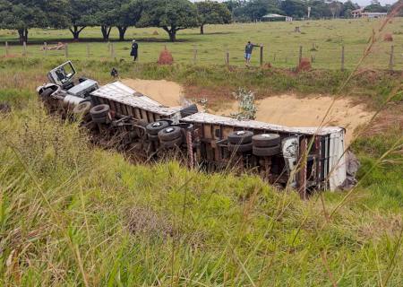 Ao passar por buraco no anel viário bitrem quebra barra de direção e tomba