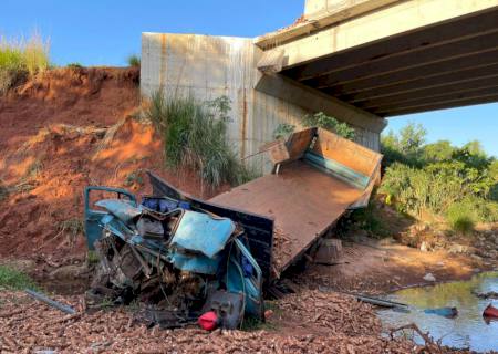 Em Nova Andradina, caminhão cai da ponte sobre o Córrego Umbaracá