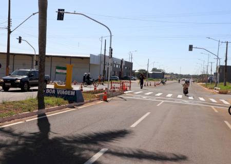 Semusp instala semáforo no cruzamento da avenida Moura Andrade com a rua Pastor Júlio de Alencar