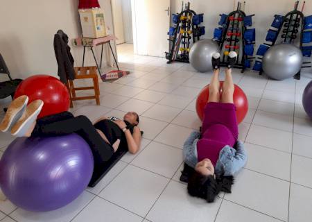 Academia da saúde: treinamento e exercícios amenizam dores durante a gestação