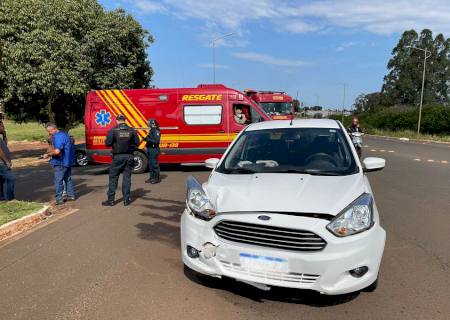 Colisão entre veículos deixa uma mulher feridas em frente à entrada do Portal do Parque