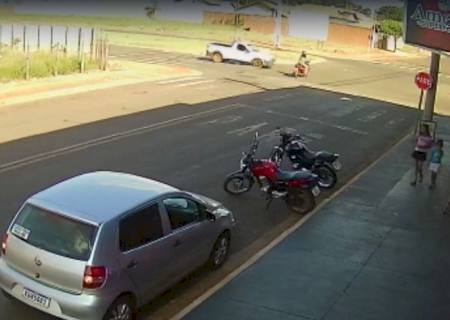 Vídeo: Motociclista é atingida por picape no Jardim Universitário