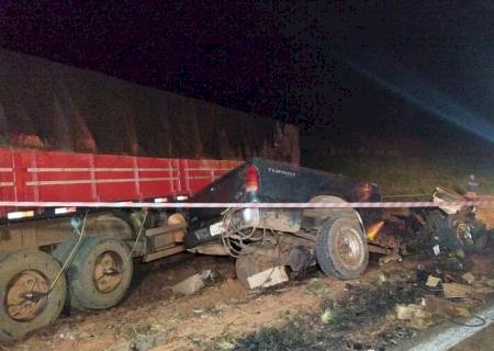 Caminhonete colide de frente com carreta e duas pessoas morrem na MS-270 em Dourados