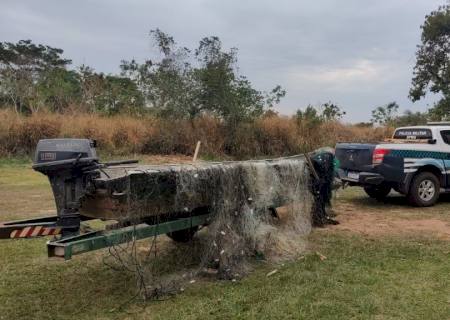 PMA do Parque Estadual das Várzeas do Rio Ivinhema apreende barco, motor e redes de pesca