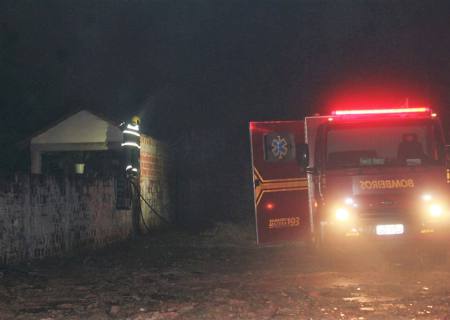 Homem ateia fogo em casa e mobiliza o Corpo de Bombeiros Militar em Nova Andradina