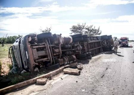 Carreta tomba devido a ventania e problema em mola, na BR-262 em Campo Grande